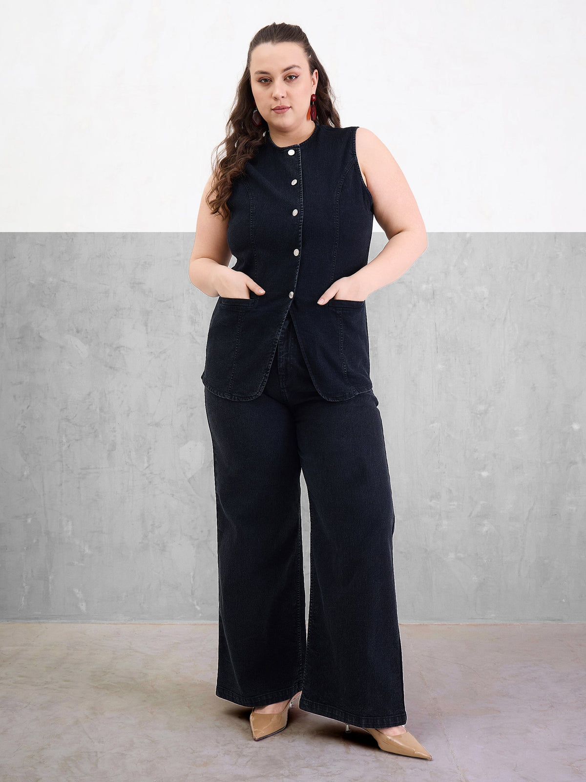 Black Denim Sleeveless Top With Jeans-SASSAFRAS Curve