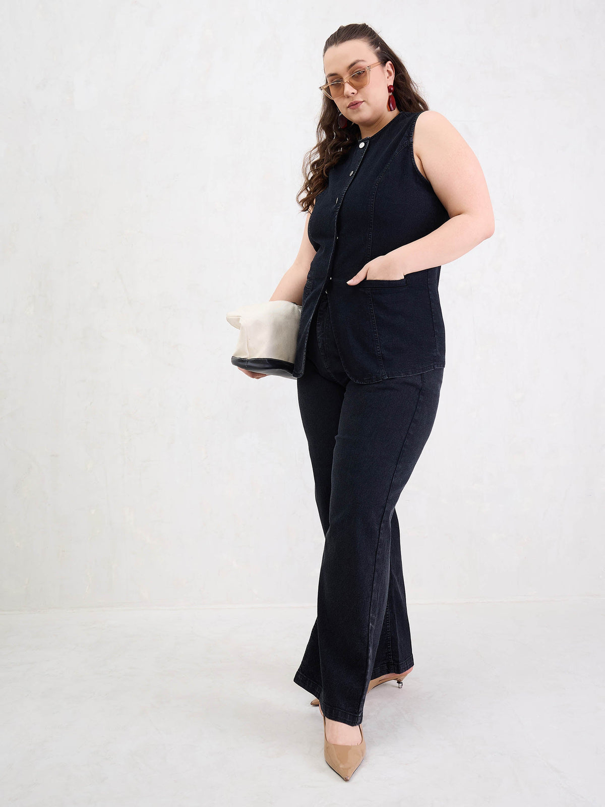 Black Denim Sleeveless Top With Jeans-SASSAFRAS Curve