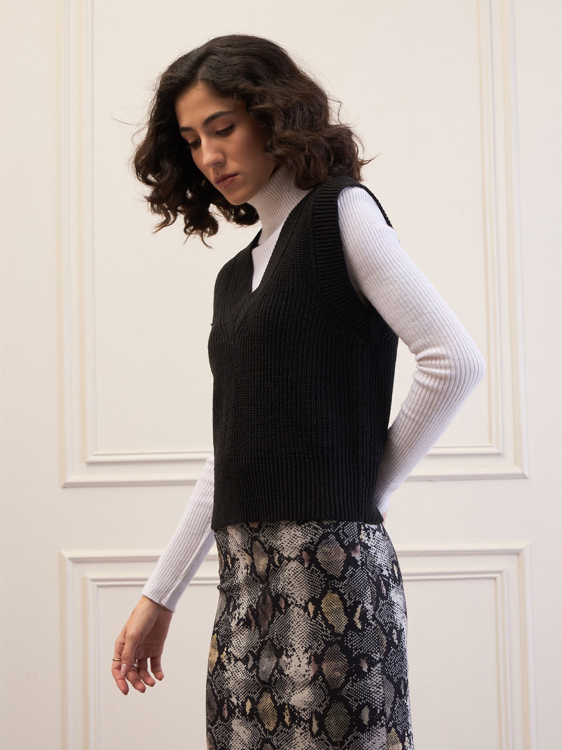 Black Solid V-Neck Sweater Vest-SASSAFRAS