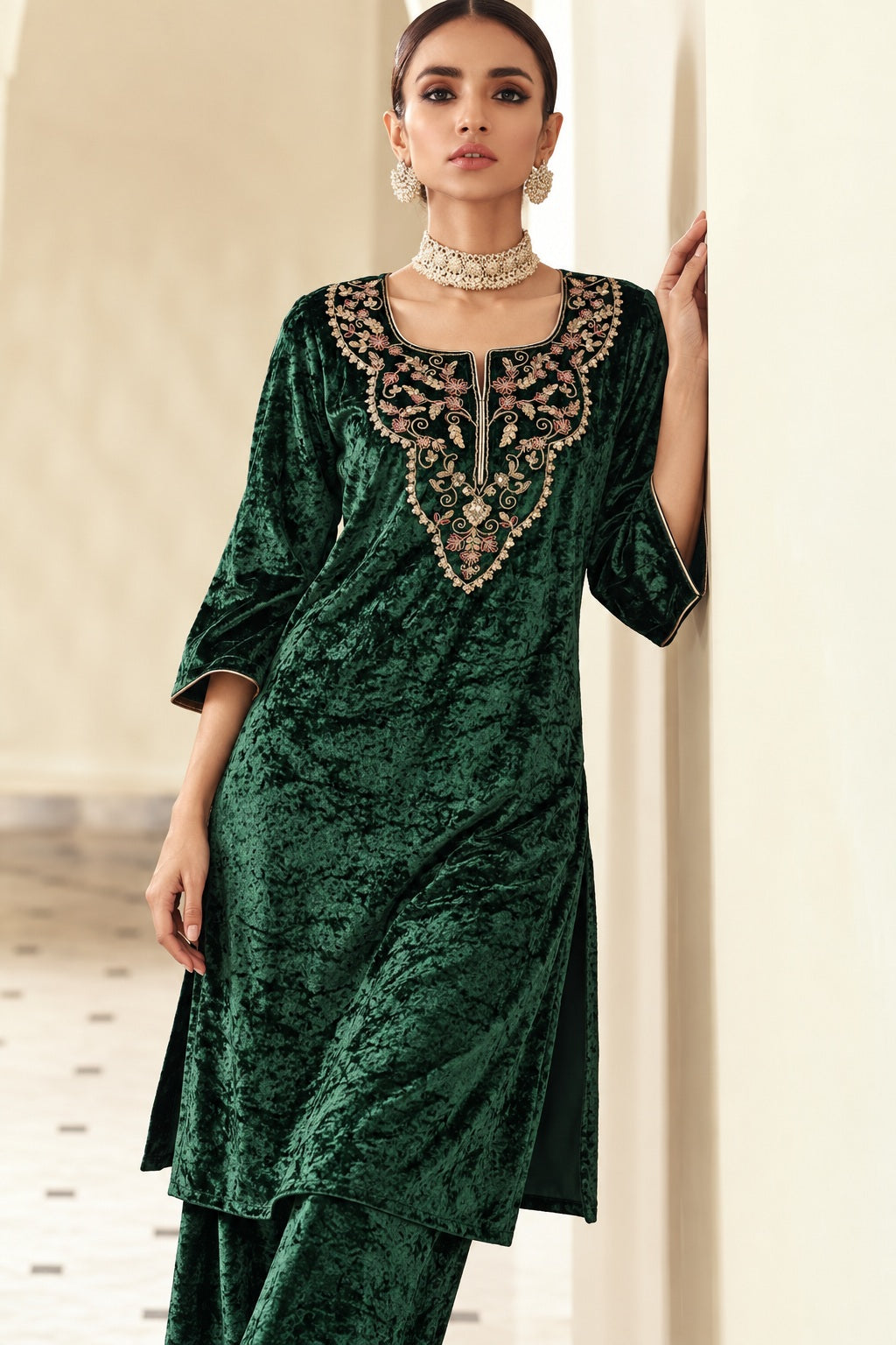 Women Emerald Velvet Embroidered Straight Kurta
