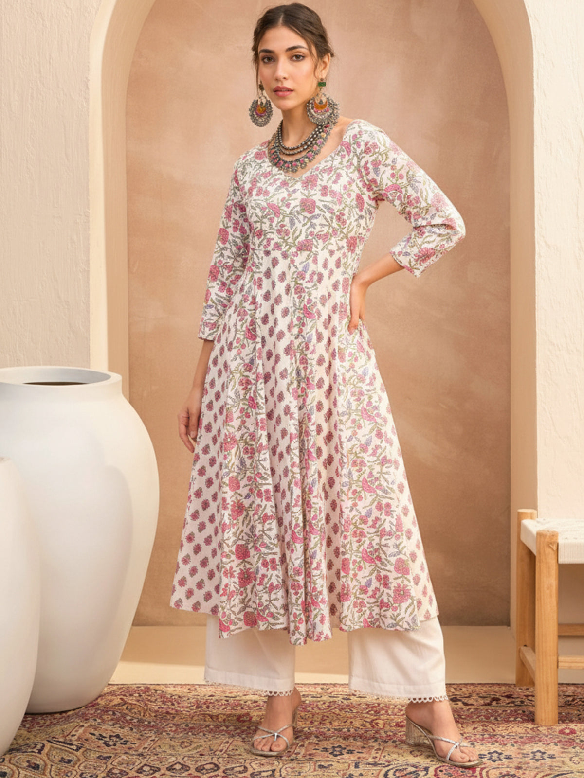 Women White Floral Sweetheart Neck Anarkali Kurta