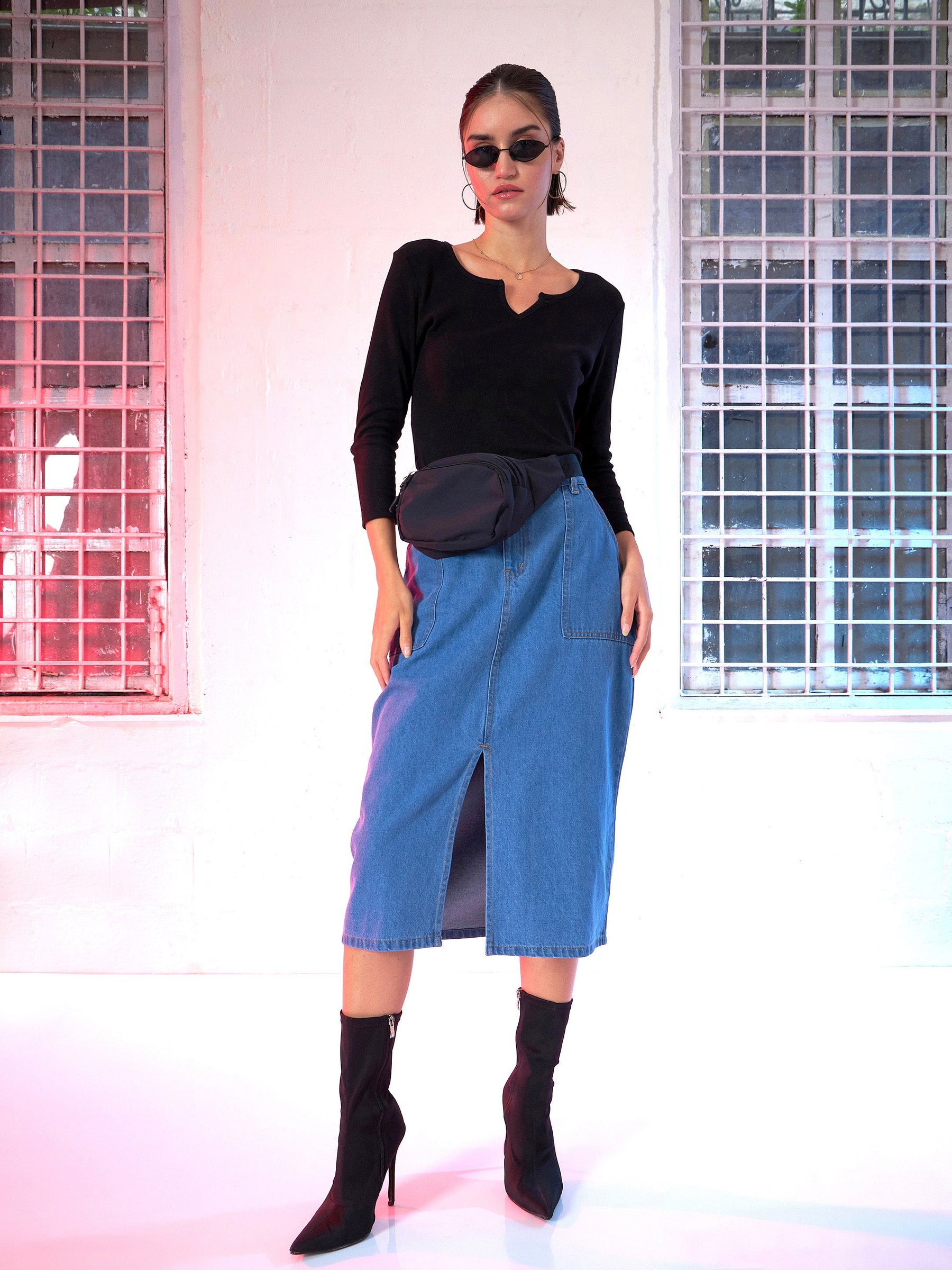 Black Rib V-Neck T-Shirt-SASSAFRAS