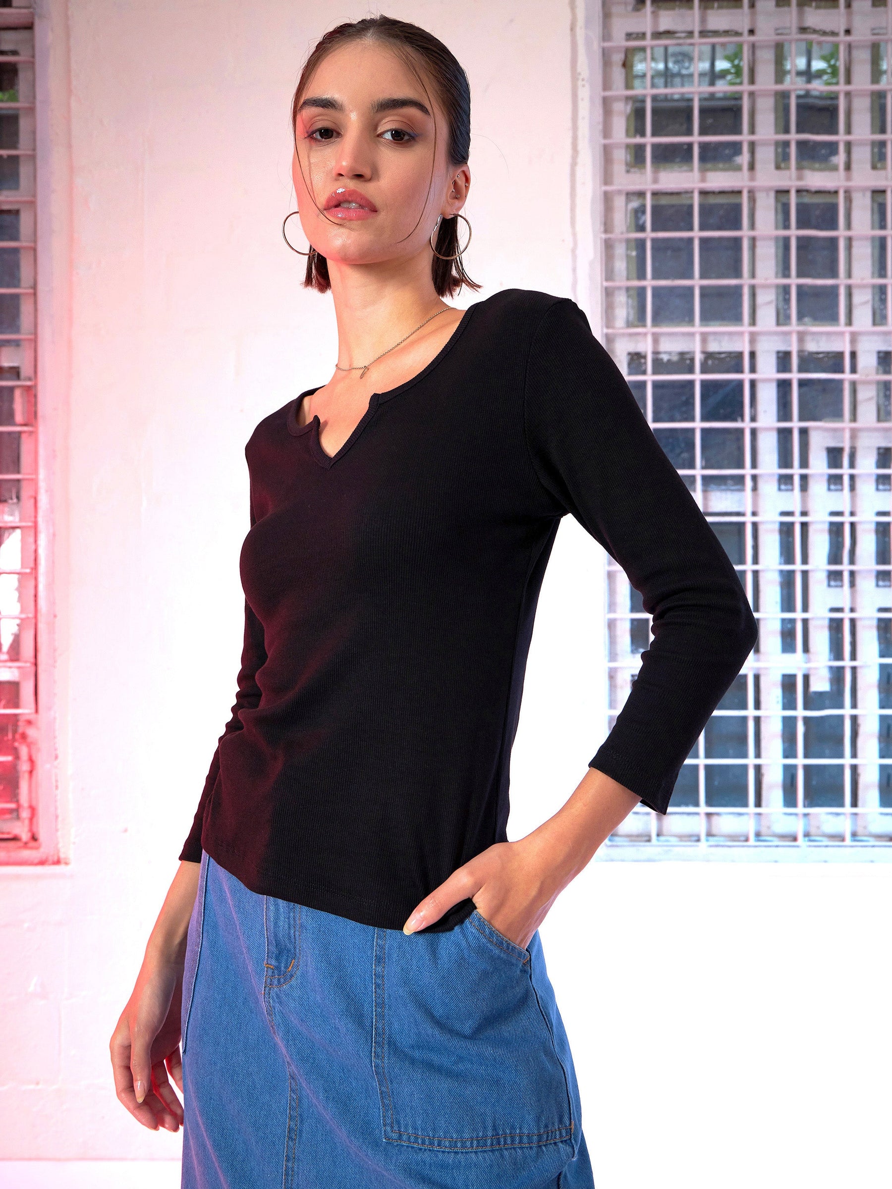 Black Rib V-Neck T-Shirt-SASSAFRAS