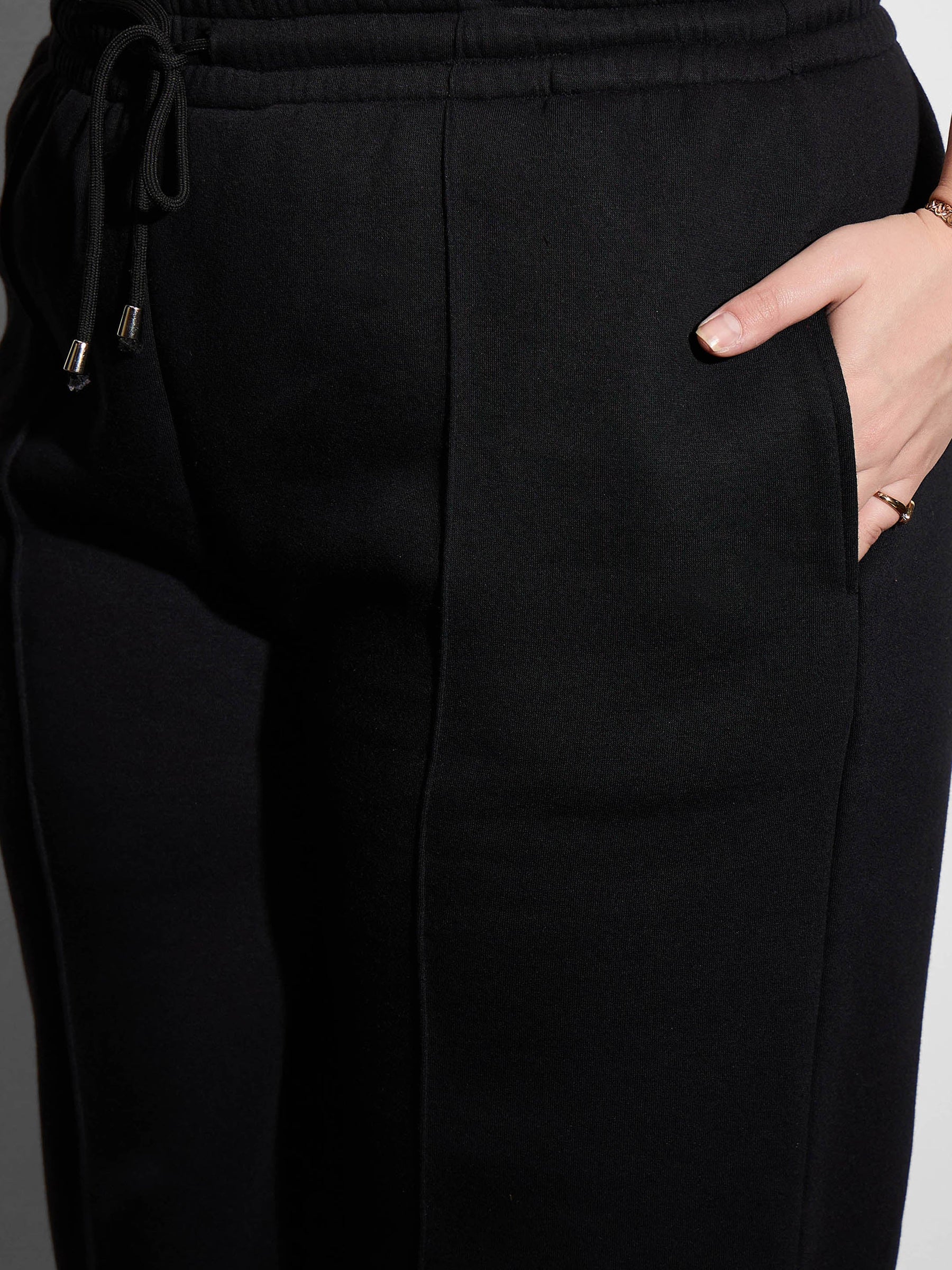 Black LONDON Printed Fleece Jacket With Sweatpants-SASSAFRAS Curve