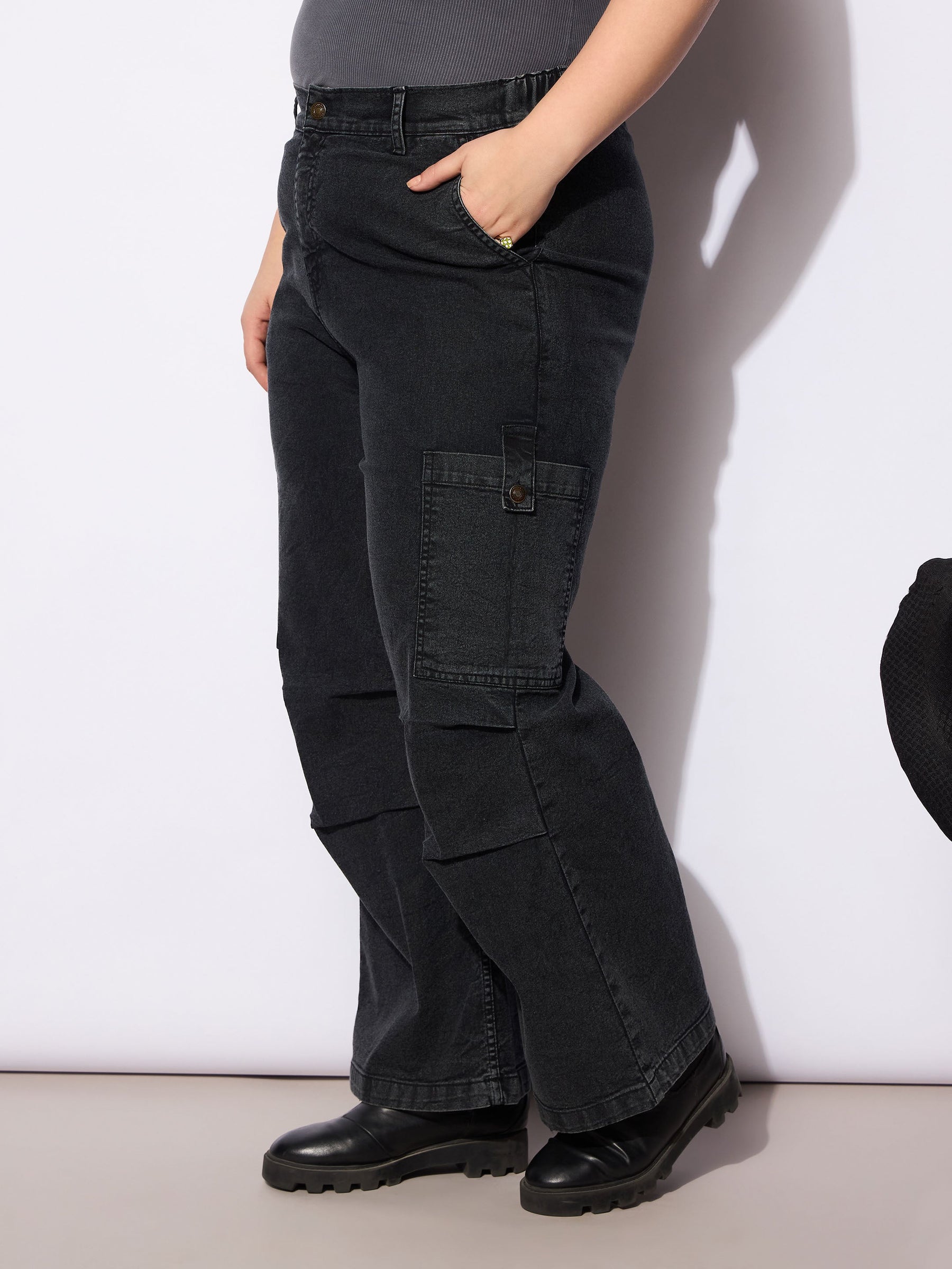 Black Denim Side Pockets Straight Jeans -SASSAFRAS Curve