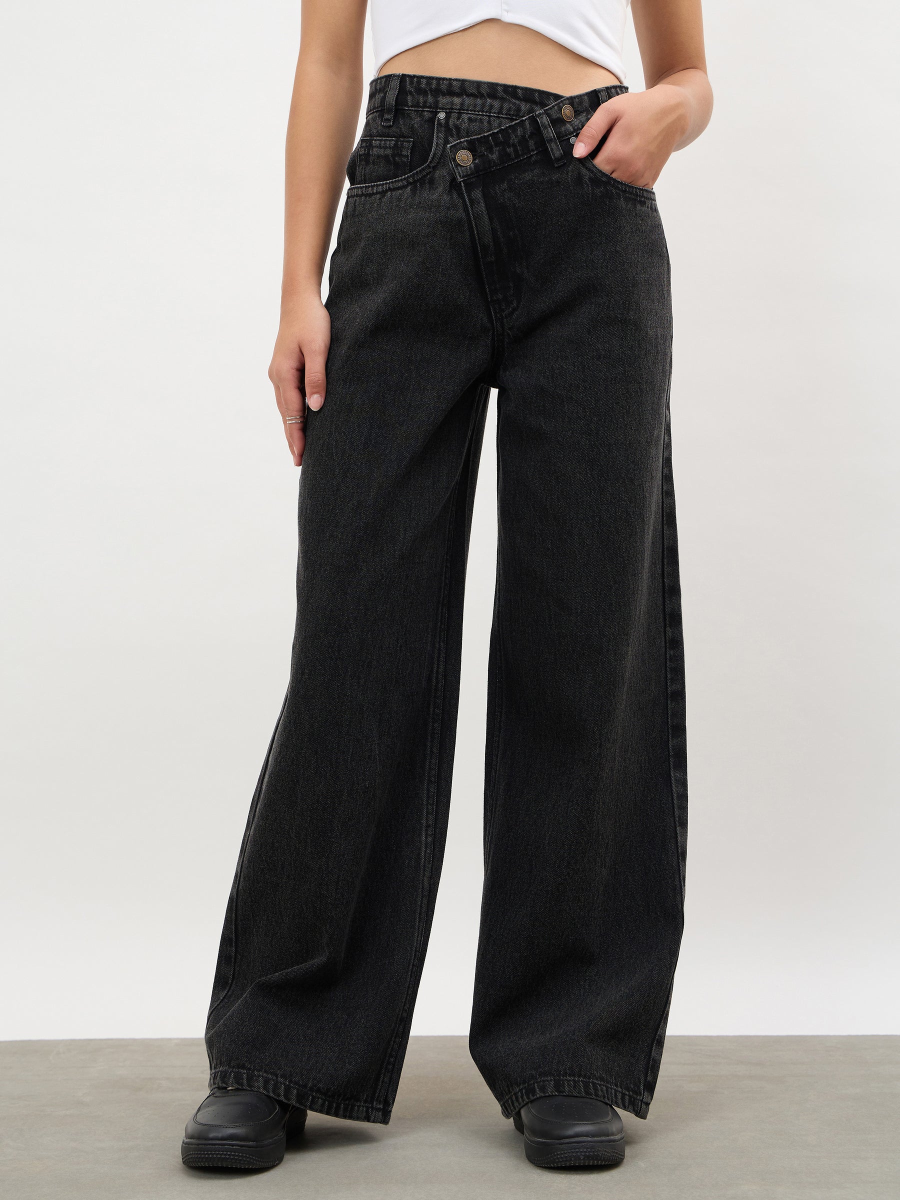 Women Black Wash Cross Waist Straight Jeans