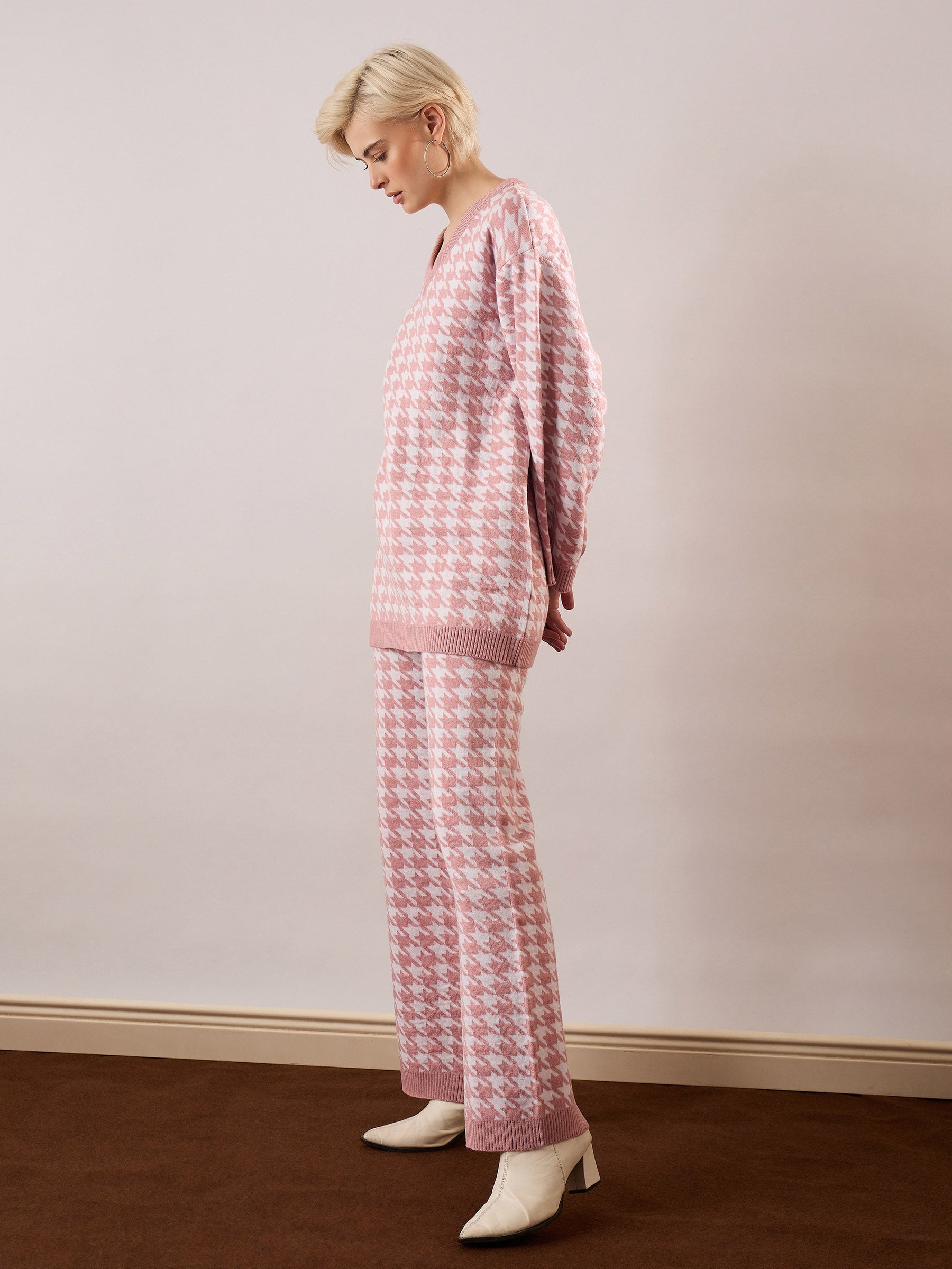 Pink & White Houndstooth V-Neck Sweater With Joggers-SASSAFRAS
