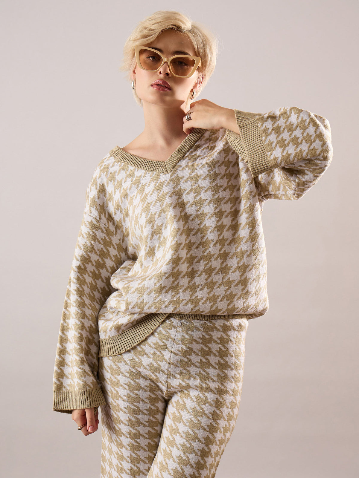 Beige & White Houndstooth V-Neck Sweater With Joggers-SASSAFRAS