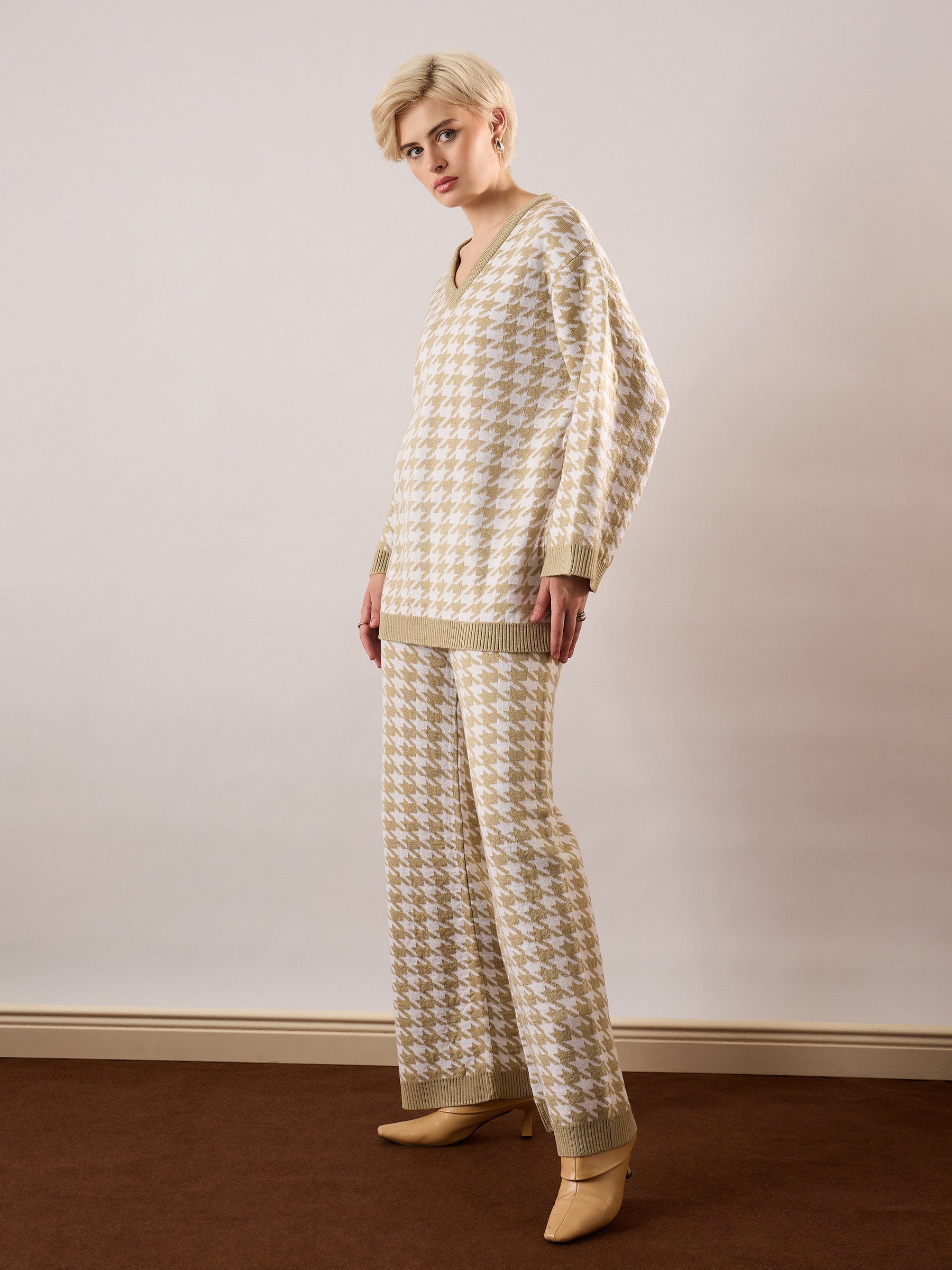 Beige & White Houndstooth V-Neck Sweater With Joggers-SASSAFRAS