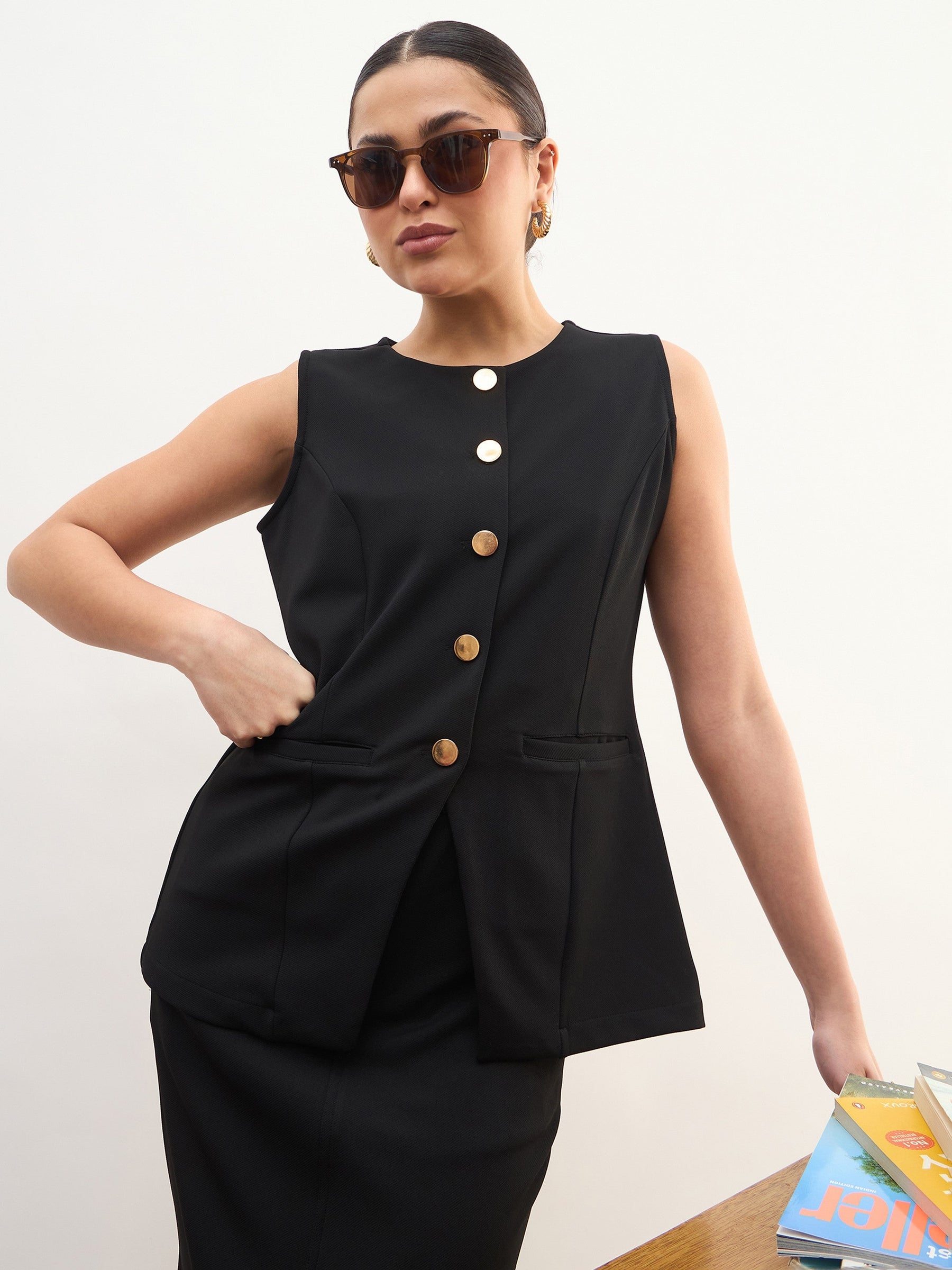 Black Round Neck Sleeveless Front Button Vest-SASSAFRAS worklyf