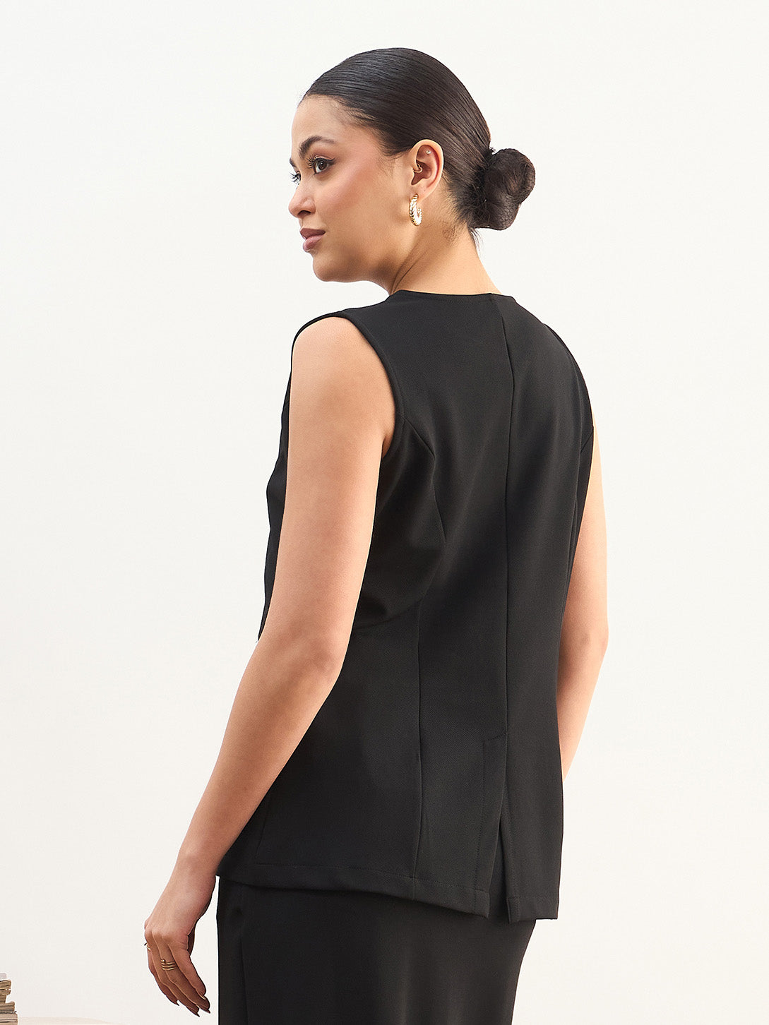 Black Round Neck Sleeveless Front Button Vest-SASSAFRAS worklyf