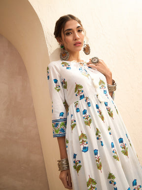 White Floral Front Dori Gathered Kurta-Shae by SASSAFRAS