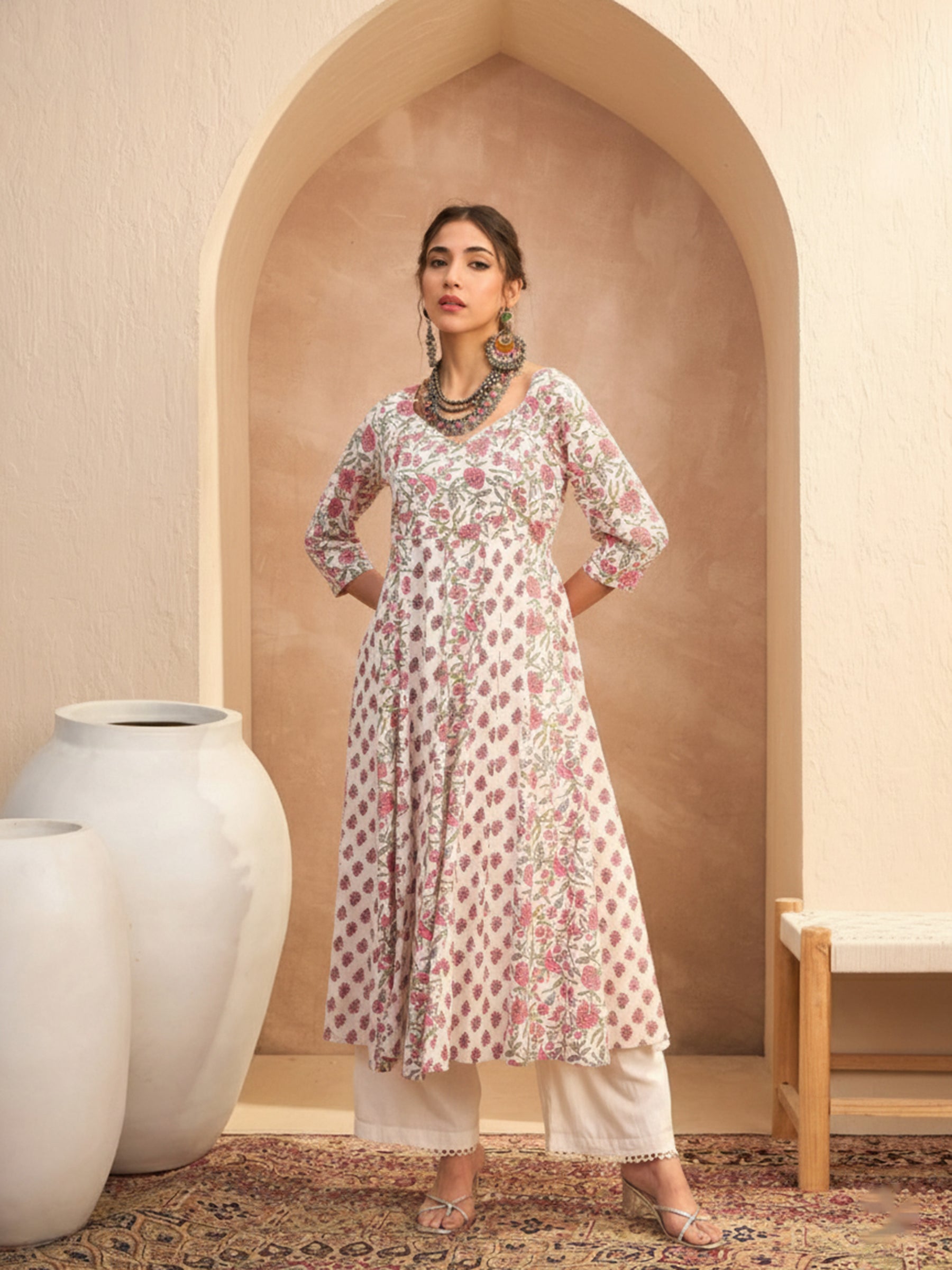 Women White Floral Sweetheart Neck Anarkali Kurta