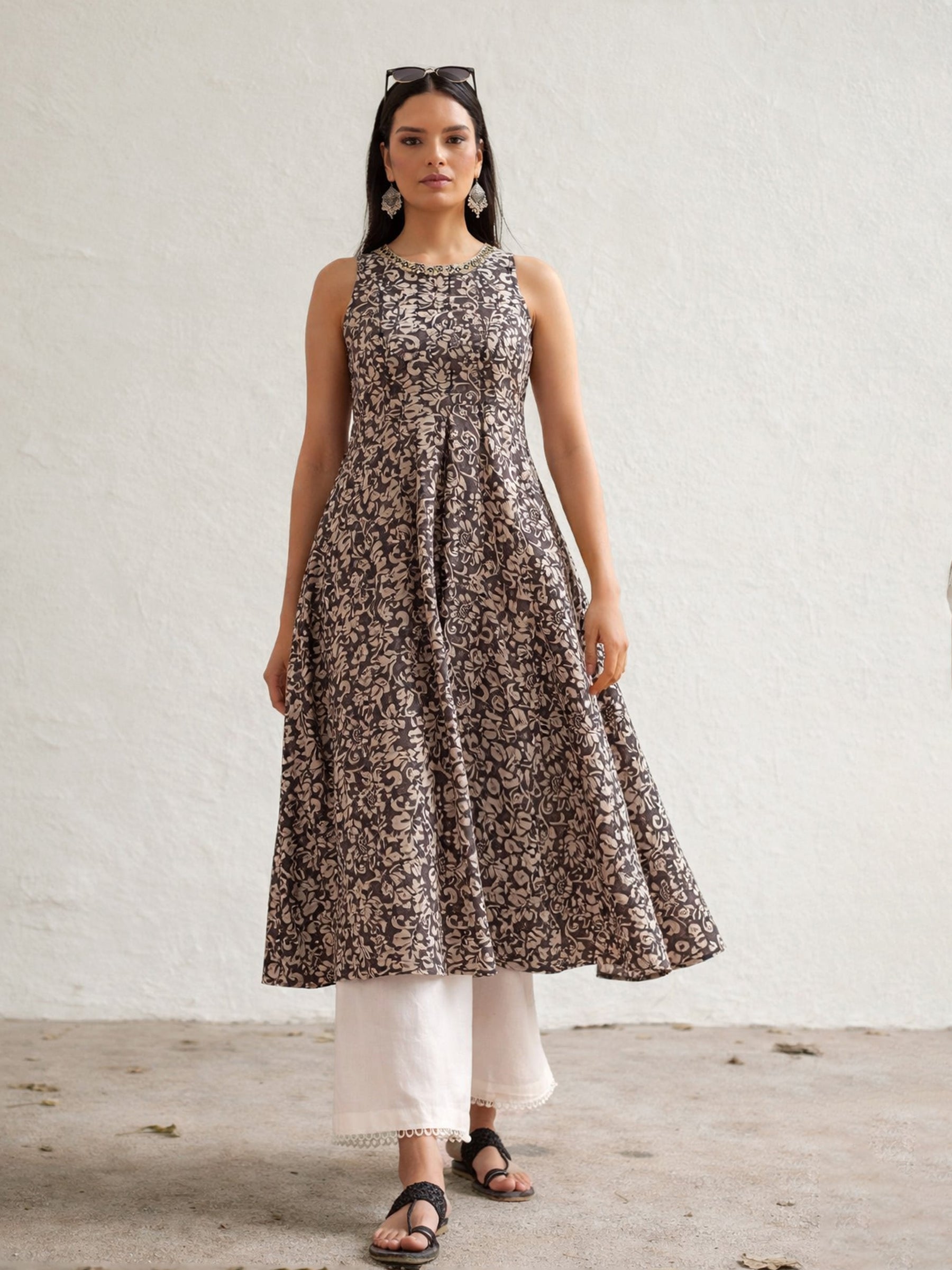 Dark Grey Floral Embroidered Sleeveless Kurta-Shae by SASSAFRAS