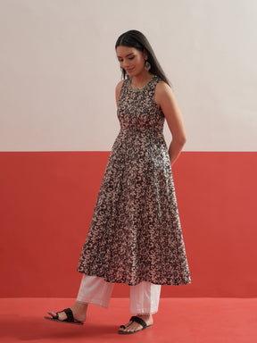 Dark Grey Floral Embroidered Sleeveless Kurta With Straight Pant-Shae by SASSAFRAS