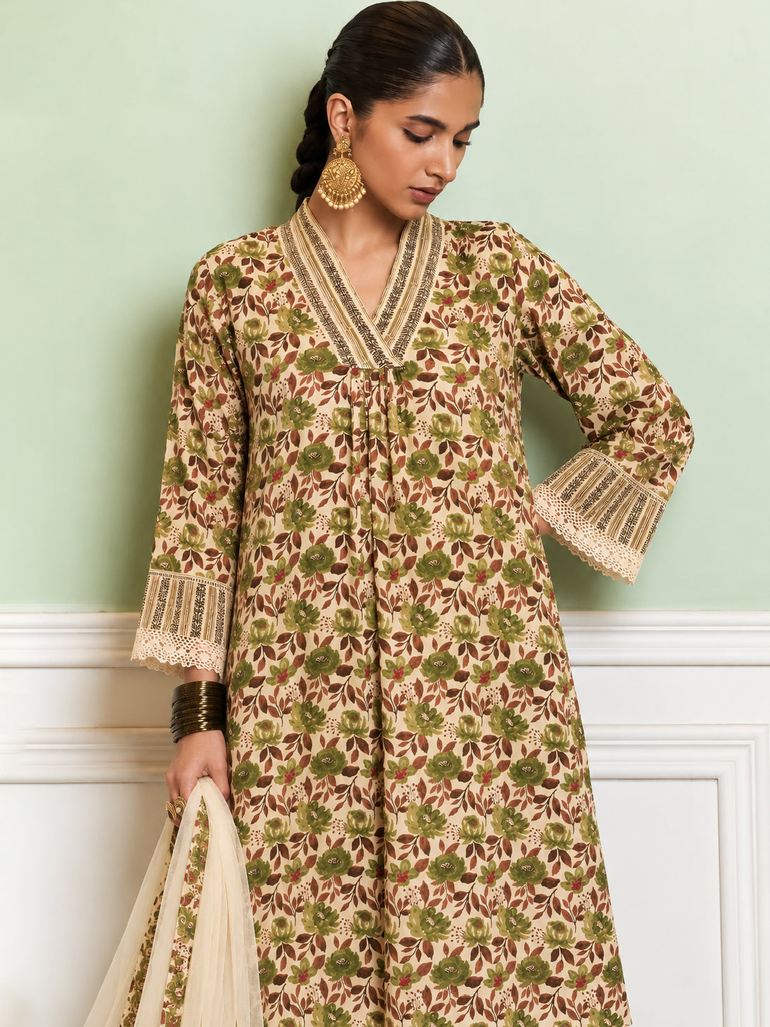 Women Off White & Green Floral Kurta With Pencil Pants & Dupatta
