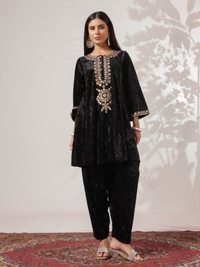 Black Velvet Embroidered Choga Kurta With Farshi Salwar-Shae by SASSAFRAS
