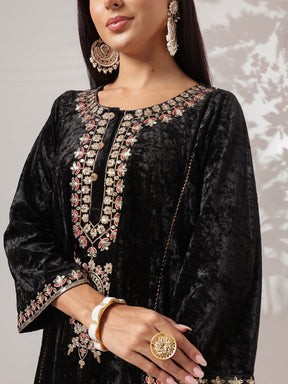 Black Velvet Embroidered Choga Kurta With Farshi Salwar-Shae by SASSAFRAS