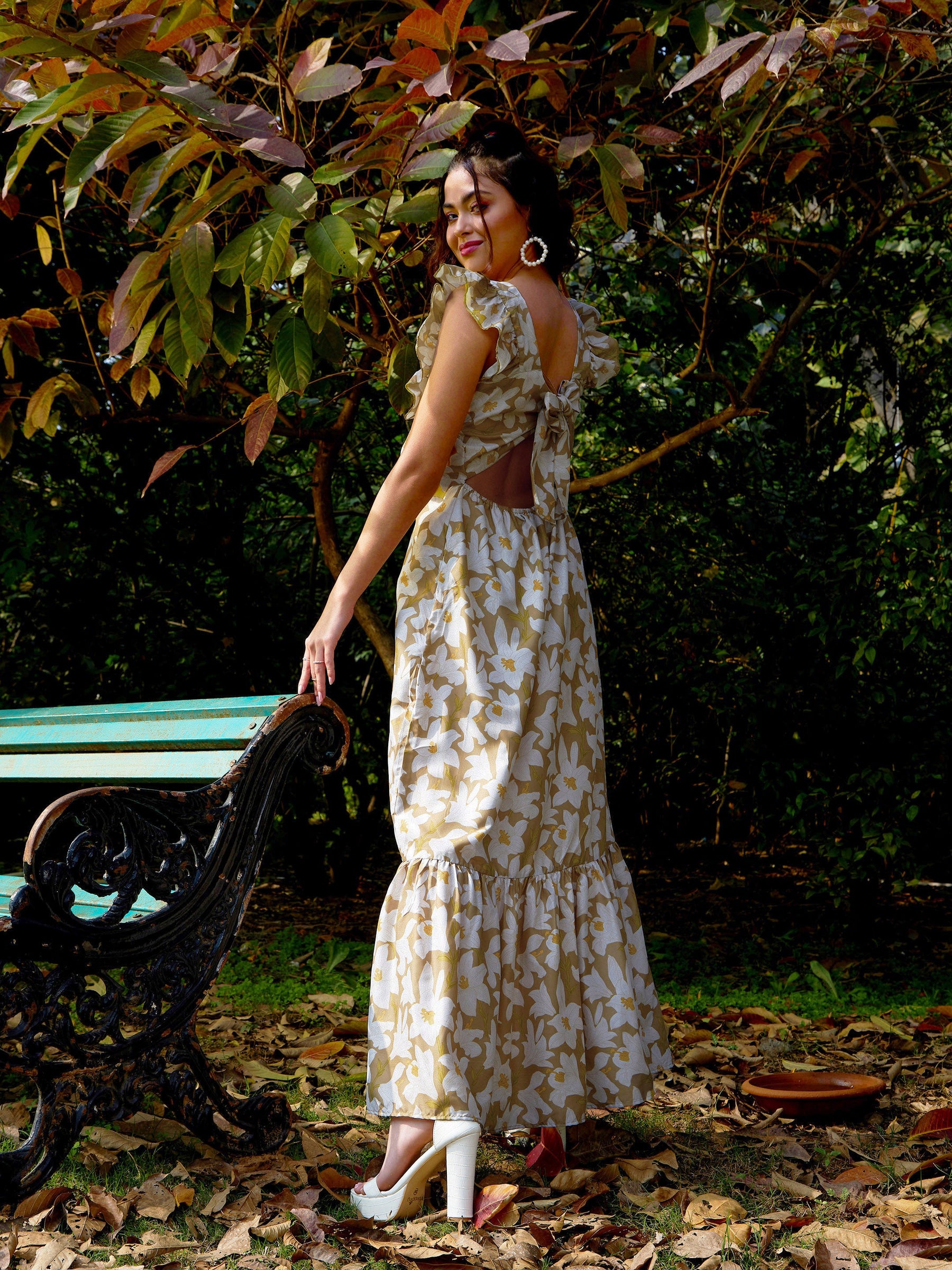 tie bottom of maxi dress Tie A Long Dress With Knot At Bottom I'm Not A Bow-on-top-of-my-shoulders Kinda Gal So Sharing How I