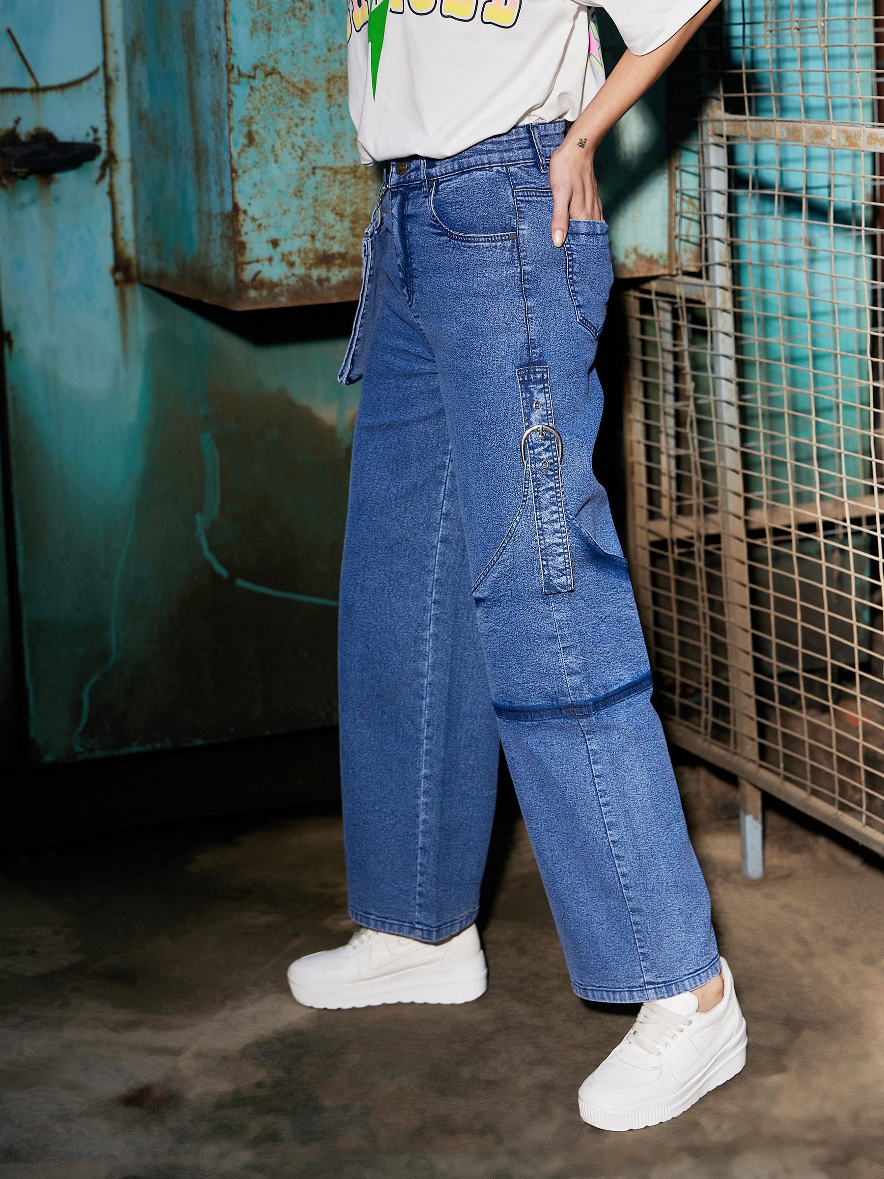 Women Blue Denim Pouch Pocket Straight Jeans